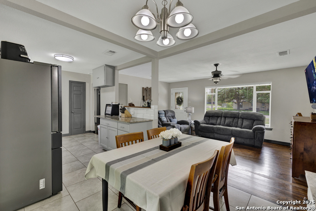 Listing photo id 6 for 403 Dawnview Ln