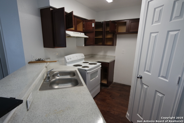 Listing photo id 8 for 642 Gillette Blvd