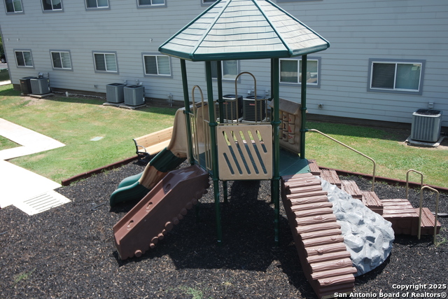 Listing photo id 4 for 642 Gillette Blvd
