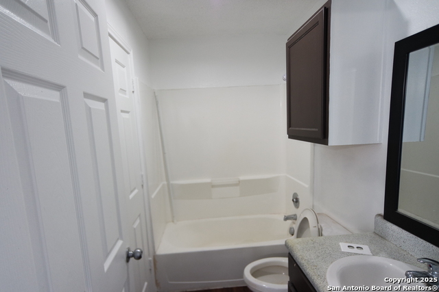Listing photo id 7 for 642 Gillette Blvd