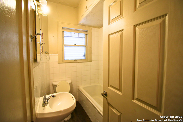 Listing photo id 13 for 213 Hart W
