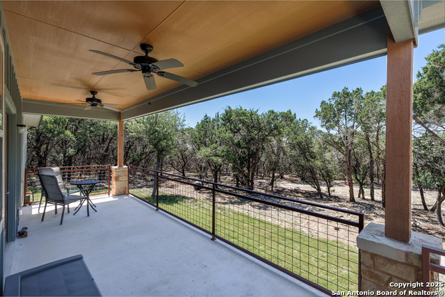 Listing photo id 11 for 868 Lakeridge Loop