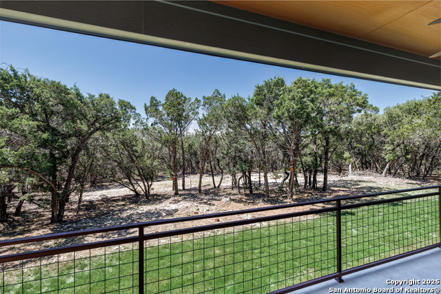 Listing photo id 12 for 868 Lakeridge Loop