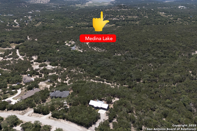 Listing photo id 13 for 868 Lakeridge Loop