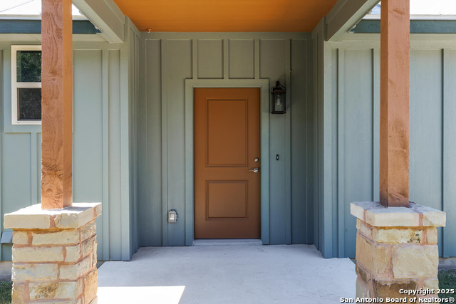 Listing photo id 1 for 868 Lakeridge Loop