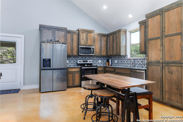 Listing photo id 3 for 868 Lakeridge Loop