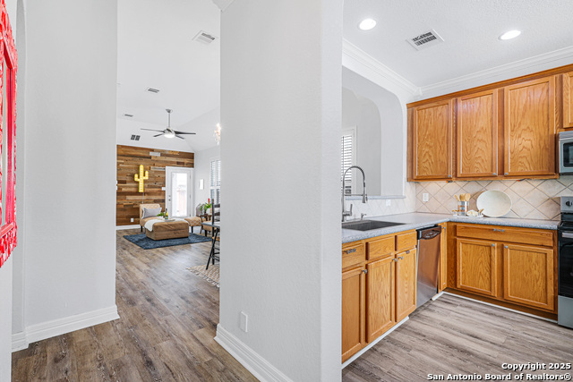Listing photo id 1 for 10907 Sangria Mist