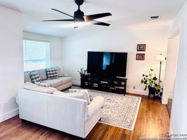 Listing photo id 2 for 703 Mcdougal