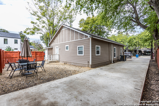 Listing photo id 26 for 1202 Center N