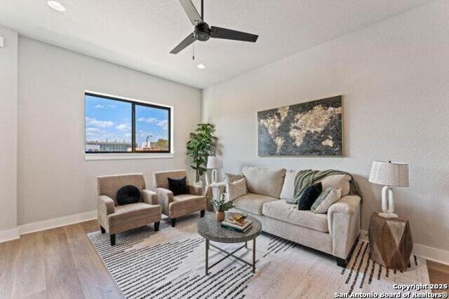 Listing photo id 11 for 7942 Kennedy Hl #8 8