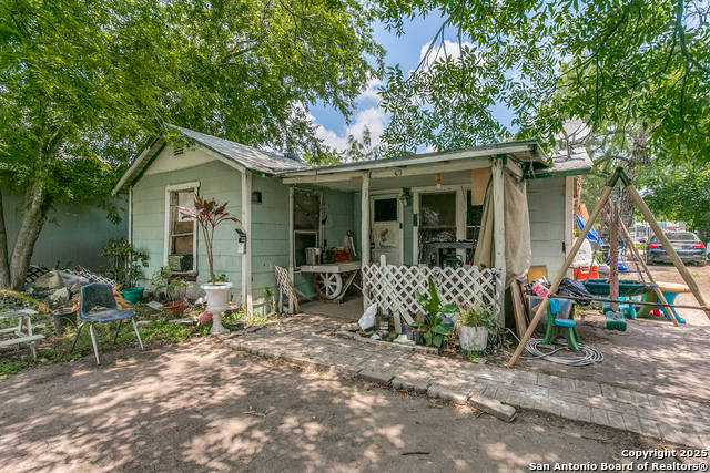 Listing photo id 1 for 415 Wilcox Ave