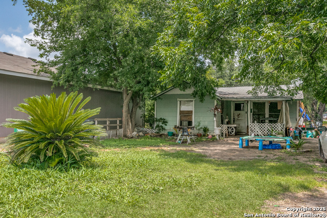 Listing photo id 2 for 415 Wilcox Ave