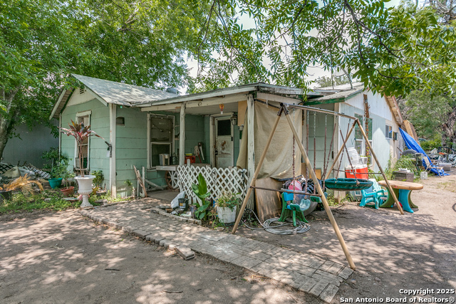 Listing photo id 3 for 415 Wilcox Ave