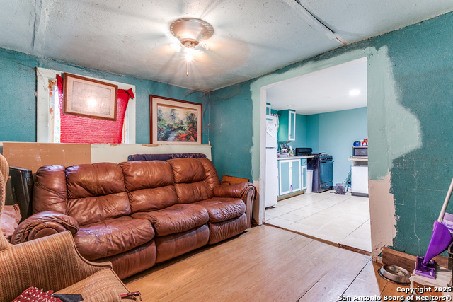 Listing photo id 4 for 415 Wilcox Ave