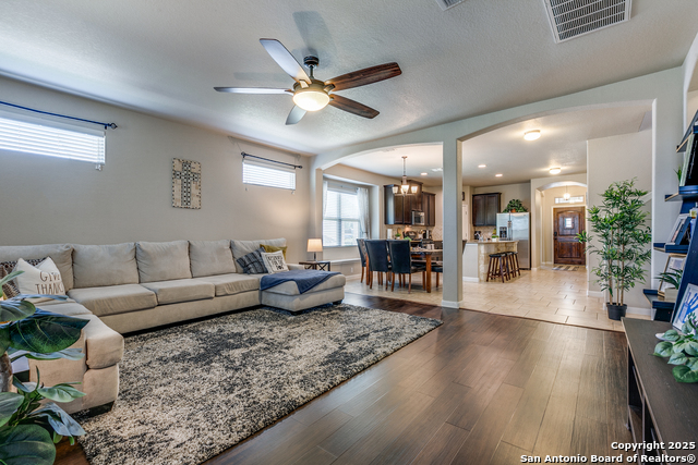 Listing photo id 5 for 7103 Republic Parkway