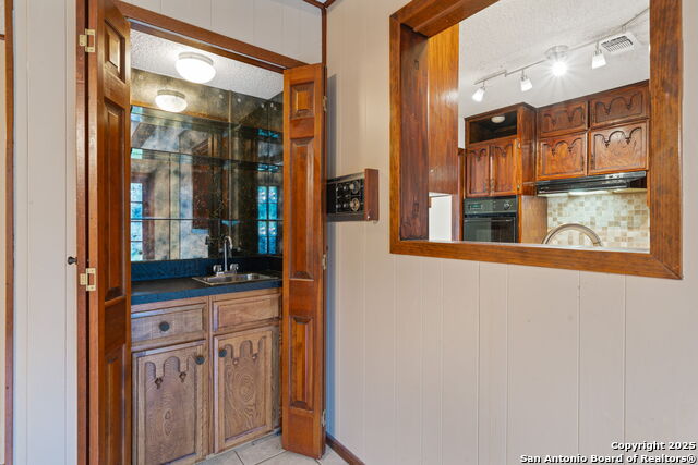 Listing photo id 12 for 2822 Low Oak