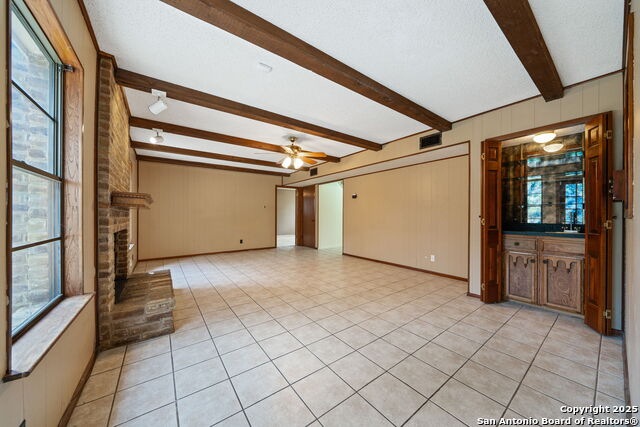 Listing photo id 15 for 2822 Low Oak