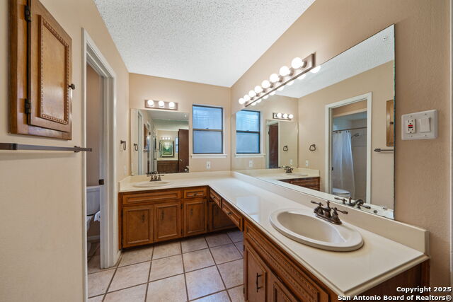 Listing photo id 22 for 2822 Low Oak