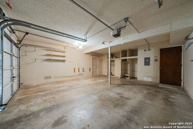 Listing photo id 36 for 2822 Low Oak