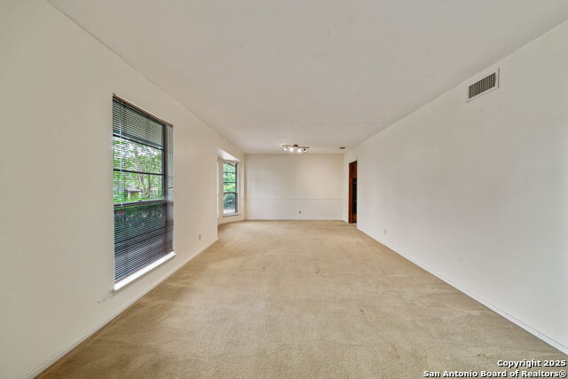 Listing photo id 3 for 2822 Low Oak