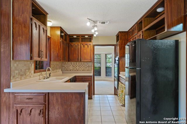 Listing photo id 5 for 2822 Low Oak