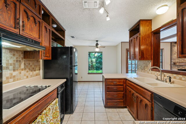 Listing photo id 7 for 2822 Low Oak