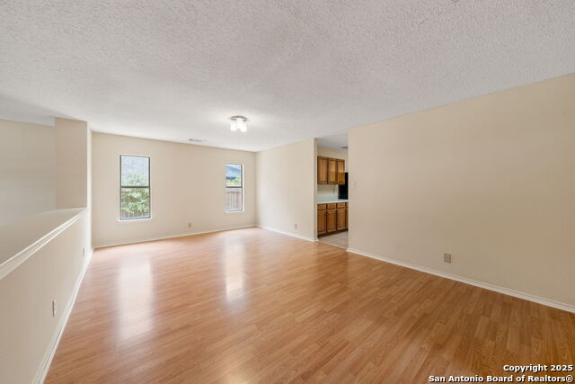 Listing photo id 8 for 7734 Falcon Oak