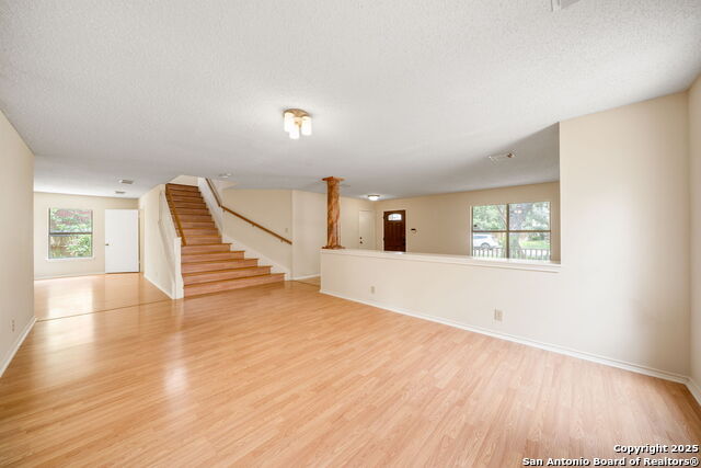 Listing photo id 9 for 7734 Falcon Oak