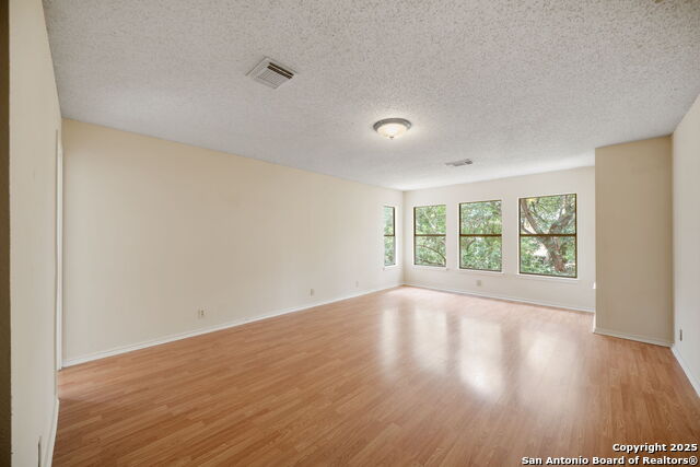 Listing photo id 13 for 7734 Falcon Oak