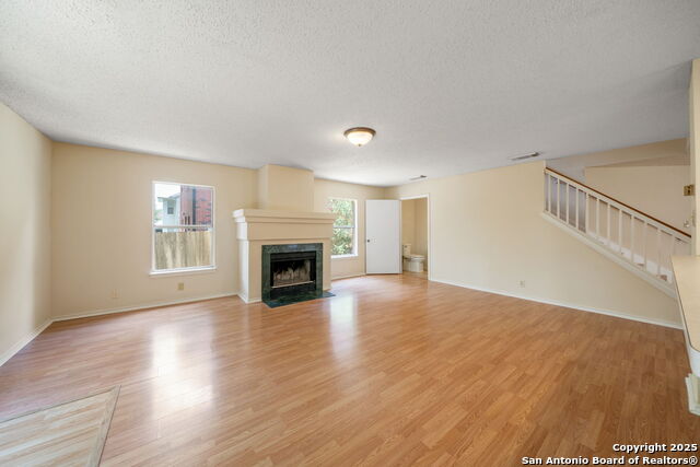 Listing photo id 3 for 7734 Falcon Oak