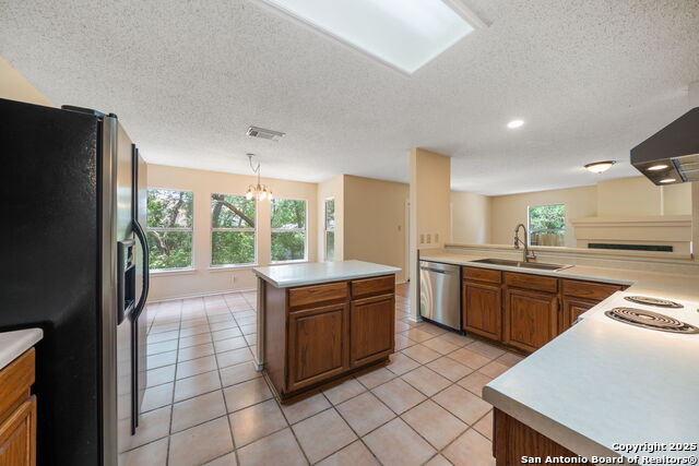 Listing photo id 6 for 7734 Falcon Oak