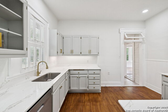 Listing photo id 9 for 233 May Street