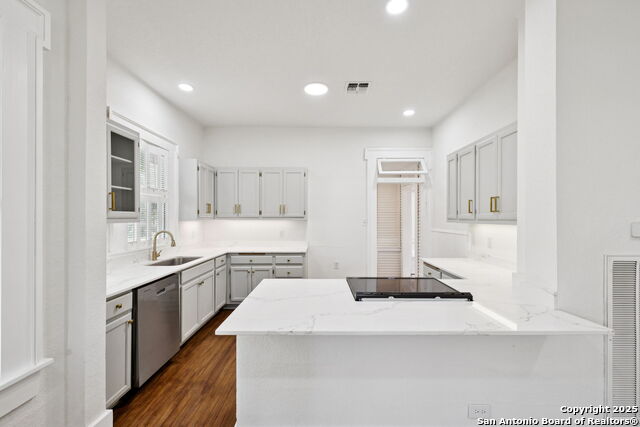 Listing photo id 11 for 233 May Street