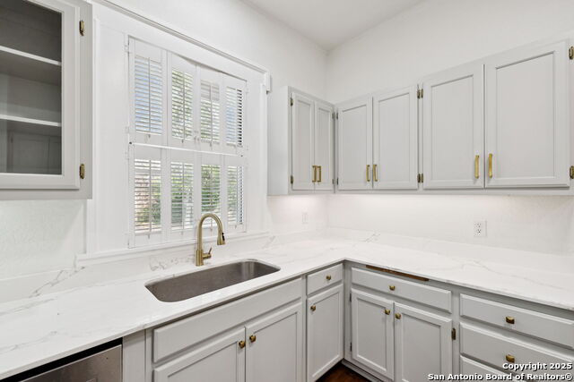 Listing photo id 13 for 233 May Street