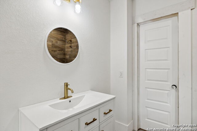 Listing photo id 19 for 233 May Street