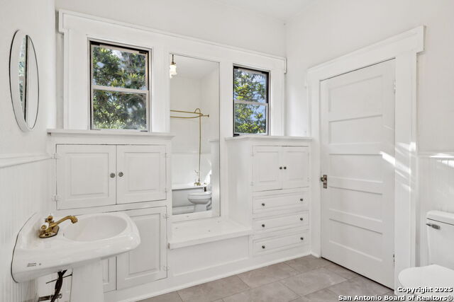 Listing photo id 24 for 233 May Street