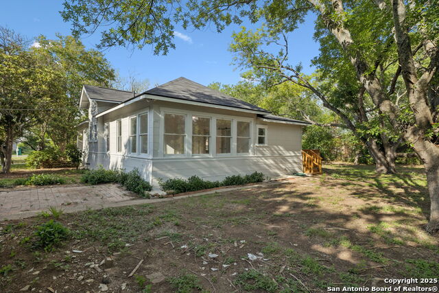 Listing photo id 30 for 233 May Street