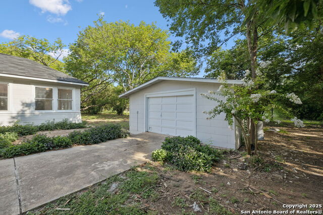 Listing photo id 31 for 233 May Street