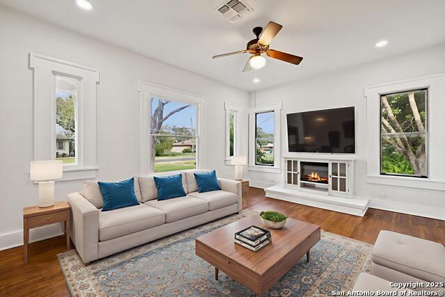 Listing photo id 4 for 233 May Street