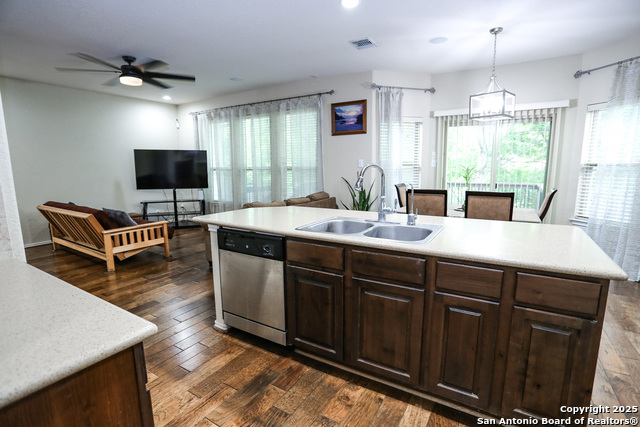 Listing photo id 3 for 7239 Summer Way