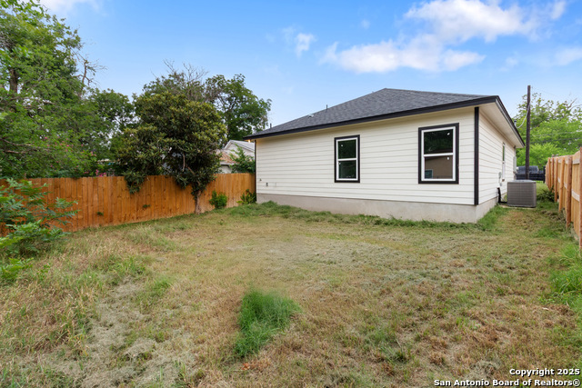 Listing photo id 18 for 241 Hawthorne