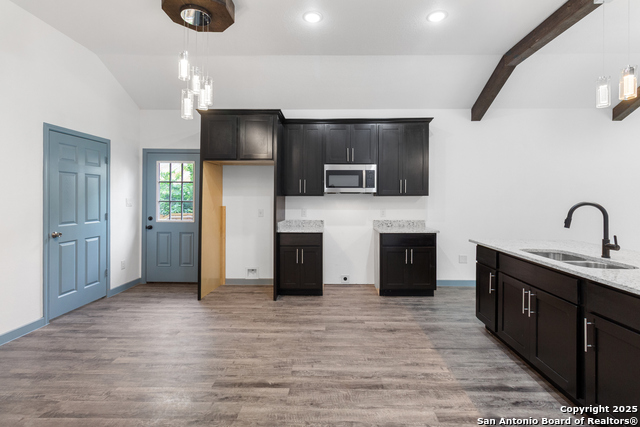 Listing photo id 5 for 241 Hawthorne