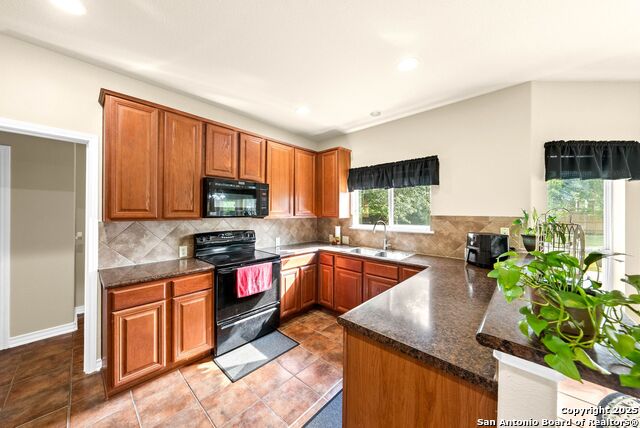 Listing photo id 9 for 3353 Joshs Way