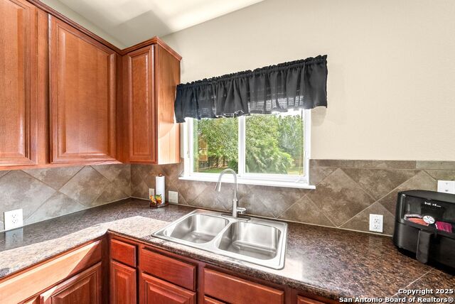 Listing photo id 10 for 3353 Joshs Way