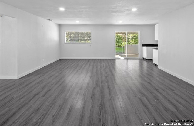 Listing photo id 0 for 7630 Sage Oak St