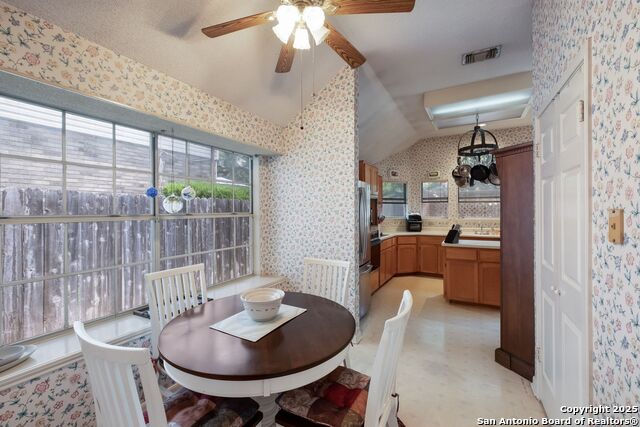 Listing photo id 3 for 5626 Timber Stream