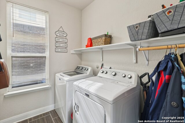 Listing photo id 6 for 5903 Carriage Cape
