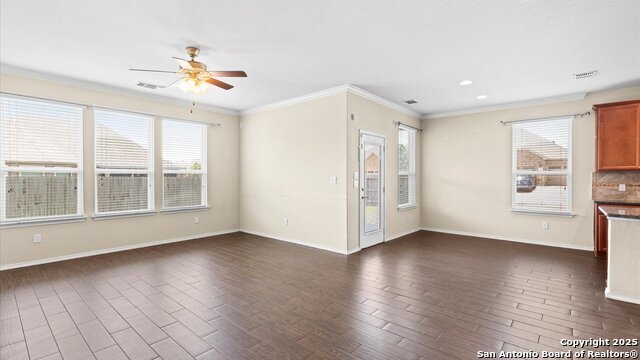 Listing photo id 8 for 647 Ridgeglen