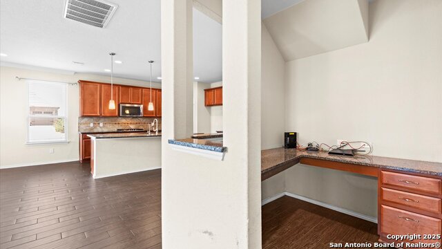 Listing photo id 9 for 647 Ridgeglen