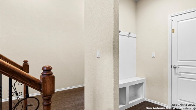 Listing photo id 10 for 647 Ridgeglen